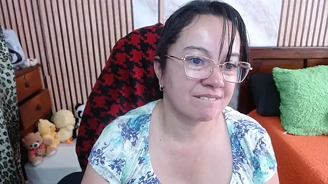 Sonialorens  online show from October 5, 9:53 pm