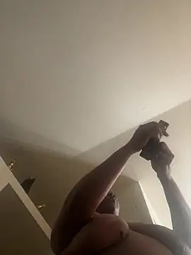 HEARTBREAKBRE online show from May 21, 8:45 am