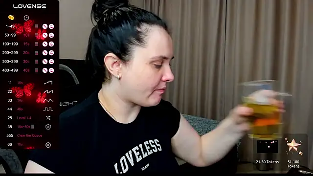 Snapshot of AlanaBrox chatting on October 10, 1:32 am AlanaBrox online show from October 10, 1:32 am