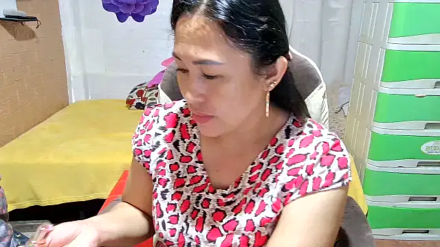 Ugly Filipina online show from April 14, 10:32 pm