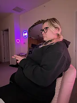 PiggyRose online show from March 16, 1:52 am