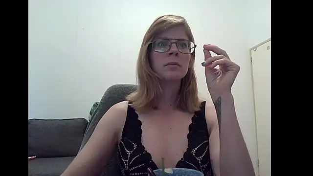 Snapshot of SavannaGirly chatting on October 18, 7:33 am SavannaGirly online show from October 18, 7:33 am