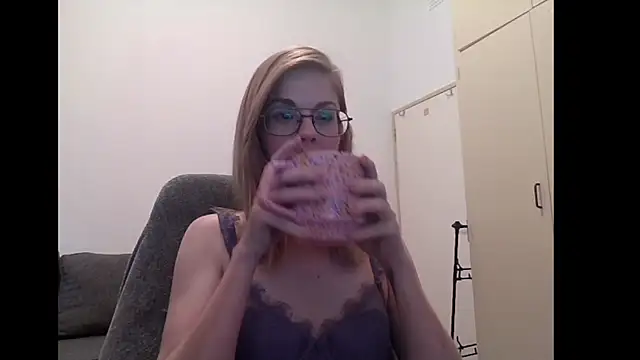 Snapshot of SavannaGirly chatting on September 25, 9:19 am SavannaGirly online show from September 25, 9:19 am