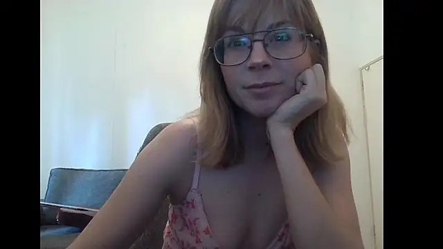 Snapshot of SavannaGirly chatting on October 15, 9:34 am SavannaGirly online show from October 15, 9:34 am