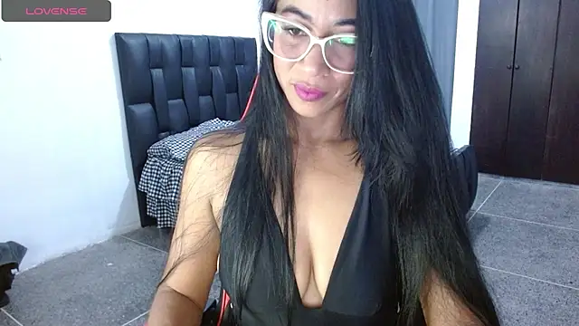 Snapshot of Emiliklauss22 chatting on October 21, 6:17 am Emiliklauss22 online show from October 21, 6:17 am