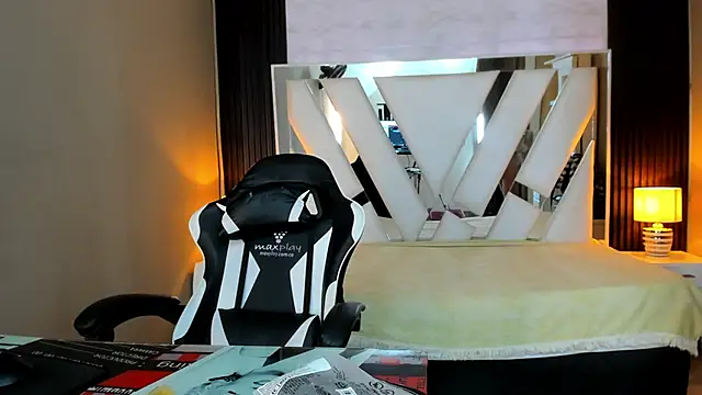 Linda4Petite online show from March 9, 6:33 pm