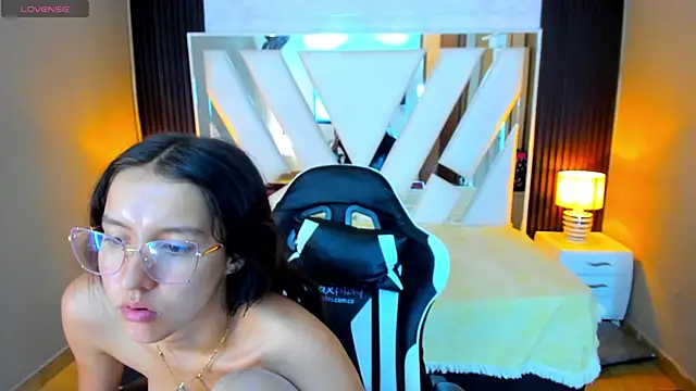 Linda4Petite online show from November 16, 6:30 pm