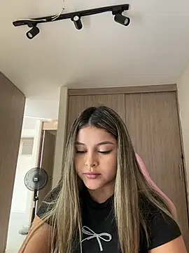 lunablossom  online show from March 4, 8:59 pm