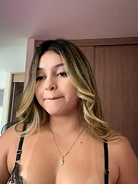 lunablossom  online show from November 10, 9:32 pm