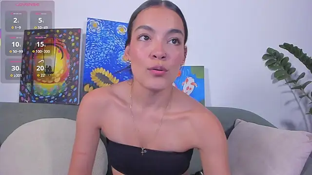 TIFFANYRUSSO online show from March 17, 6:28 am