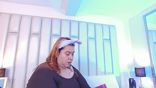 aandreaperez online show from February 13, 11:45 am