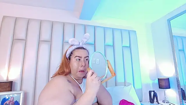 aandreaperez online show from February 9, 7:05 pm