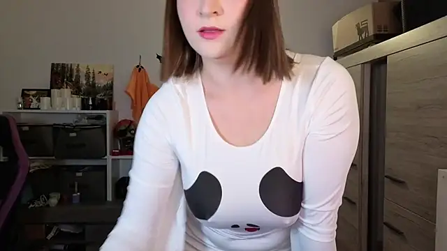 Snapshot of TinniAngel chatting on October 31, 6:23 pm TinniAngel online show from October 31, 6:23 pm