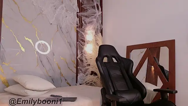 EmilyBoonny1 online show from October 14, 7:05 pm