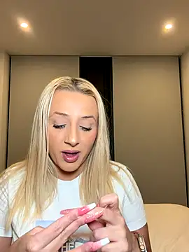 Strongqueen online show from October 26, 5:30 pm