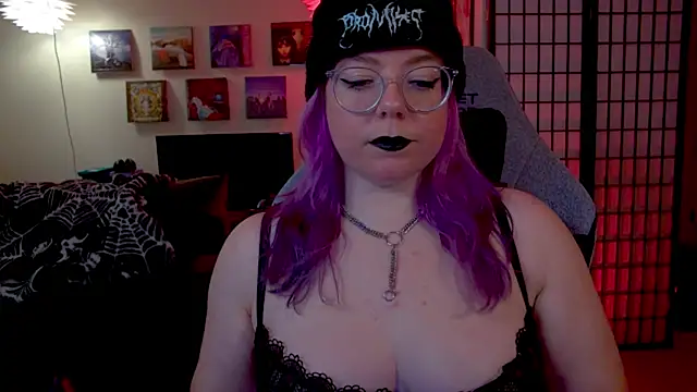 KiraSpitQueen online show from February 1, 4:33 am