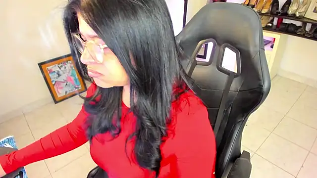 BellaFlaming online show from April 10, 11:05 am