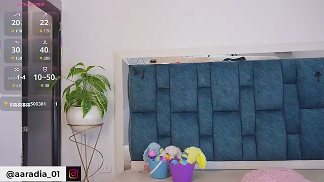 Anais aradia online show from April 3, 8:40 pm