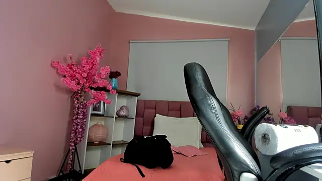 mia thompsonn  online show from November 12, 2:37 pm