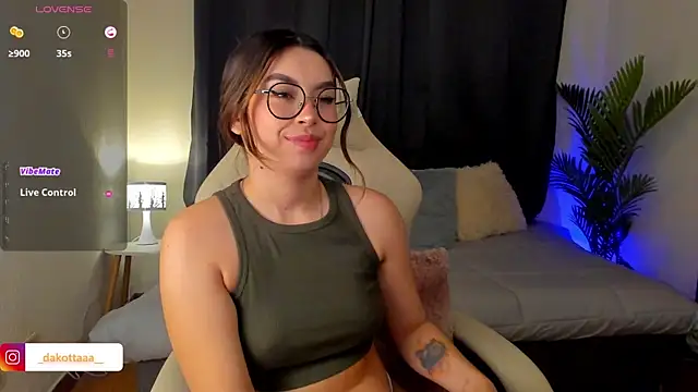 dakottaa  online show from October 7, 11:20 pm