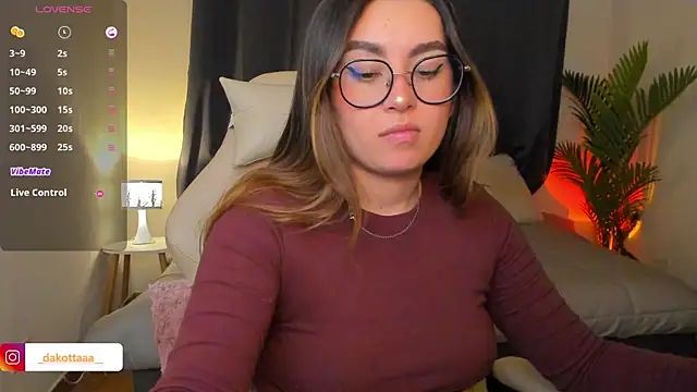 dakottaa  online show from March 26, 11:50 pm