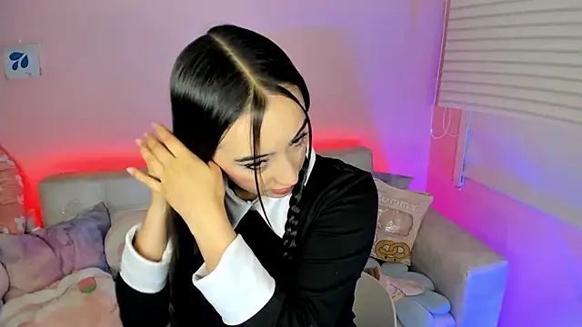 tinysara online show from March 27, 4:40 pm