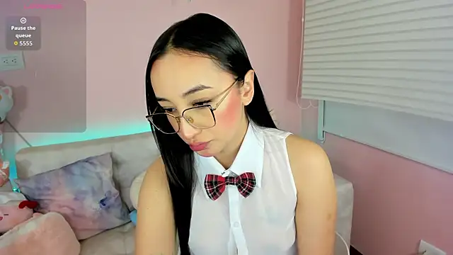 tinysara online show from November 28, 4:32 pm