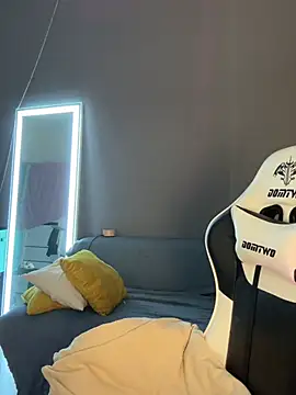 julia fly online show from January 19, 8:10 am