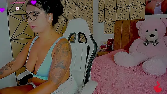 vane lopez  online show from April 16, 8:08 pm