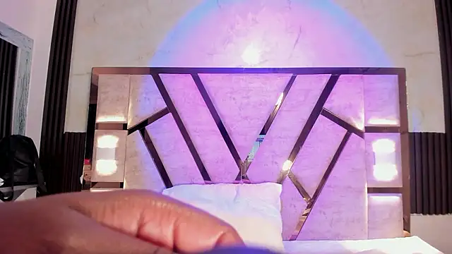 Athenea Mills online show from March 11, 7:05 pm