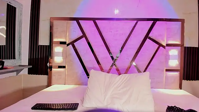 Athenea Mills online show from March 3, 6:47 pm