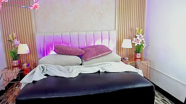 LUNATAYLORS online show from March 20, 12:21 pm