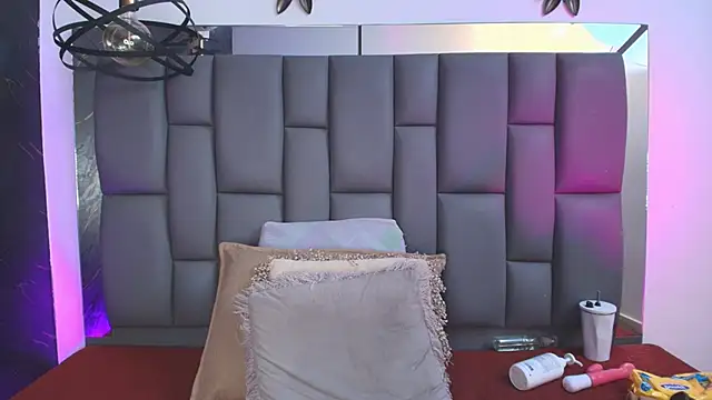  MiaBrown  online show from January 8, 5:50 pm