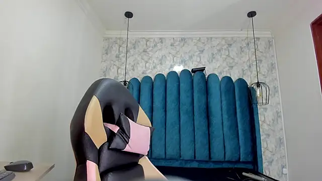 nalalye cruzz  online show from January 18, 3:03 am