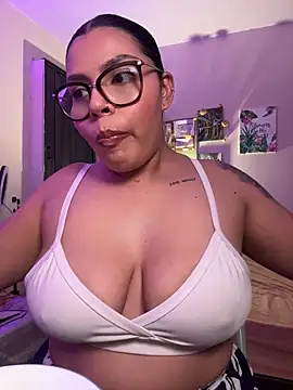 GigiiStone online show from March 30, 11:15 pm