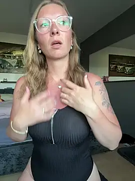 BunnyDiamond1 online show from May 27, 5:10 pm