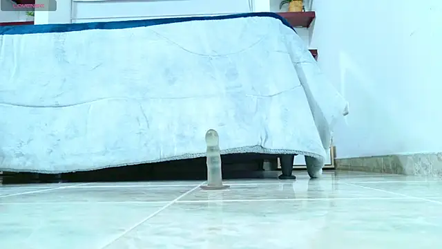 laureentt  online show from October 31, 3:52 am