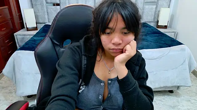 laureentt  online show from February 7, 7:23 am