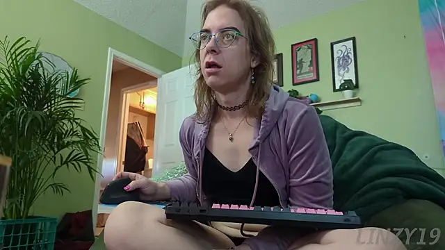 Linzy 19 online show from January 14, 2:33 pm